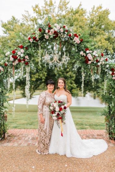 Glamorous Tennessee Wedding Dripping with Florals | Covey Rise .