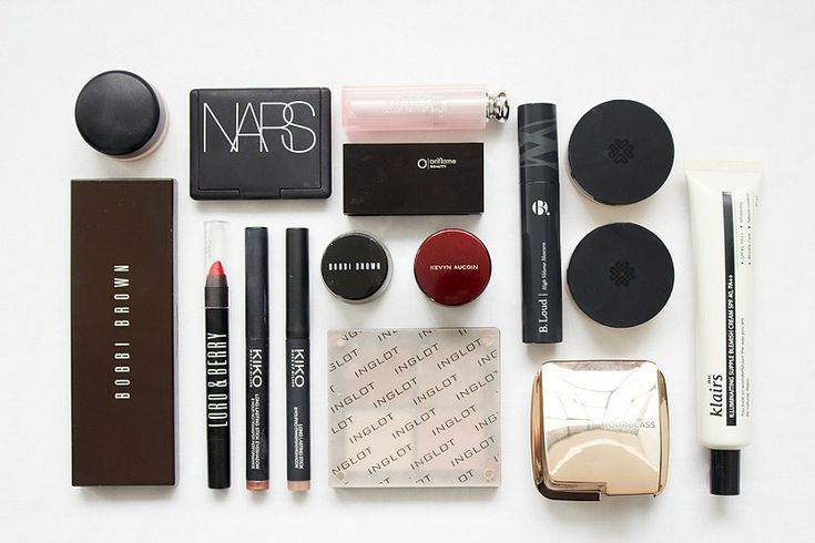 Creating A Capsule Make-Up Collection. minimalist lifestyle .