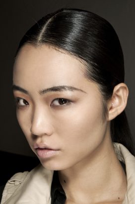 16 Minimalist makeup looks to suit dark ha