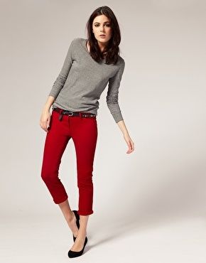 Red jeans and gray sweater with black flats | Red pants outfit .