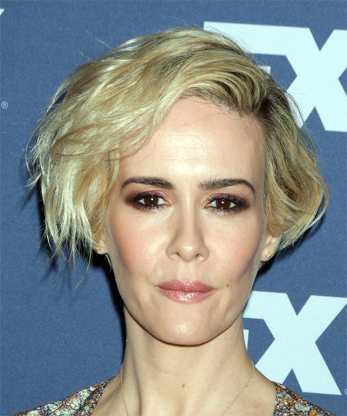 Sarah Paulson Short Wavy Light Golden Blonde Bob Haircut with Side .