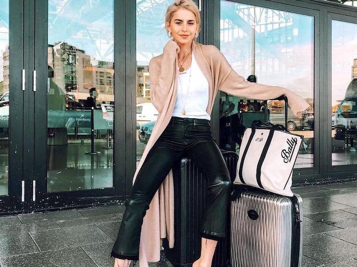 15 Comfortable (and Stylish) Outfits for Holiday Travel | Who What .