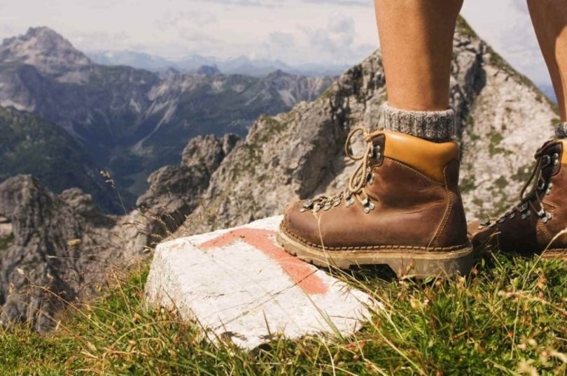 Best Hiking Boots for Women: Buying Guide and Expert's Revie