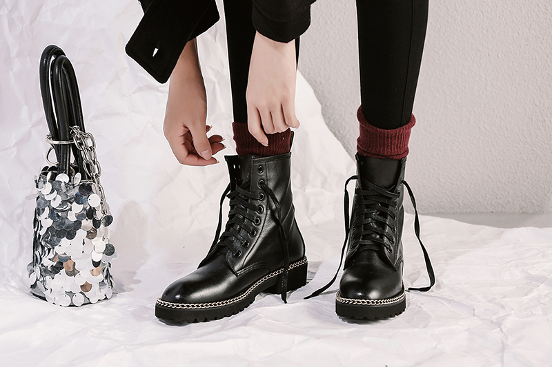 Best women boots for fall and winter to wear with your favorite jea